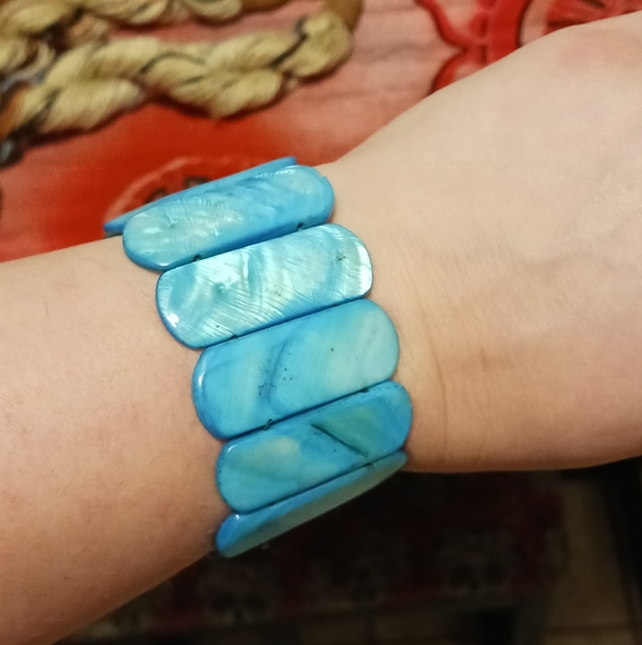 Jewelry - 5/$20 - Vintage Blue dyed pearl abalone shell stretchy bracelet